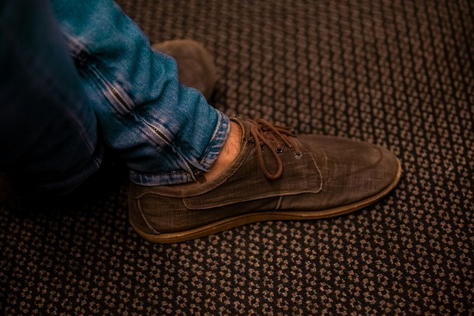 Wildlederschuh mit sichtbarem Fleck wird behandelt