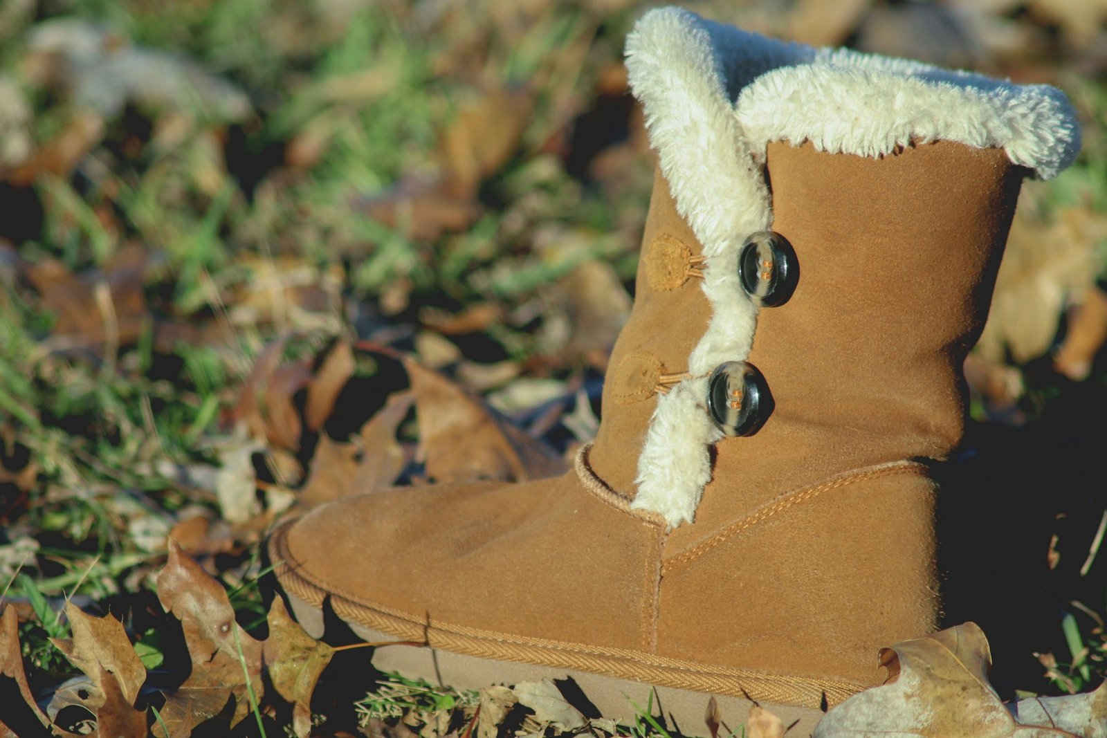 Imprägnierspray wird auf einen Stiefel aufgesprüht