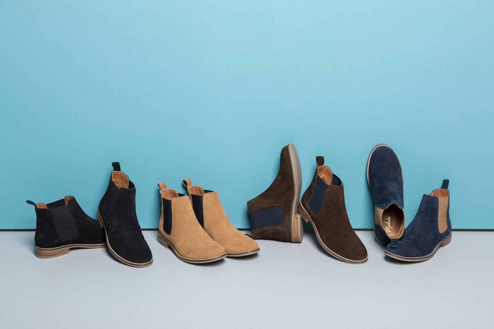 Wildlederschuhe werden mit einer Bürste gereinigt