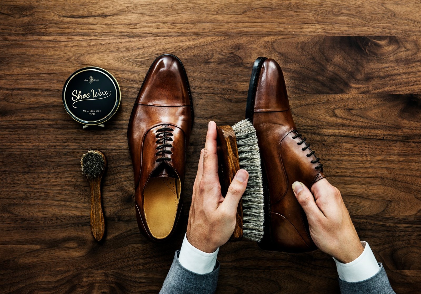 Pflegeutensilien für Schuhe auf einem Holztisch