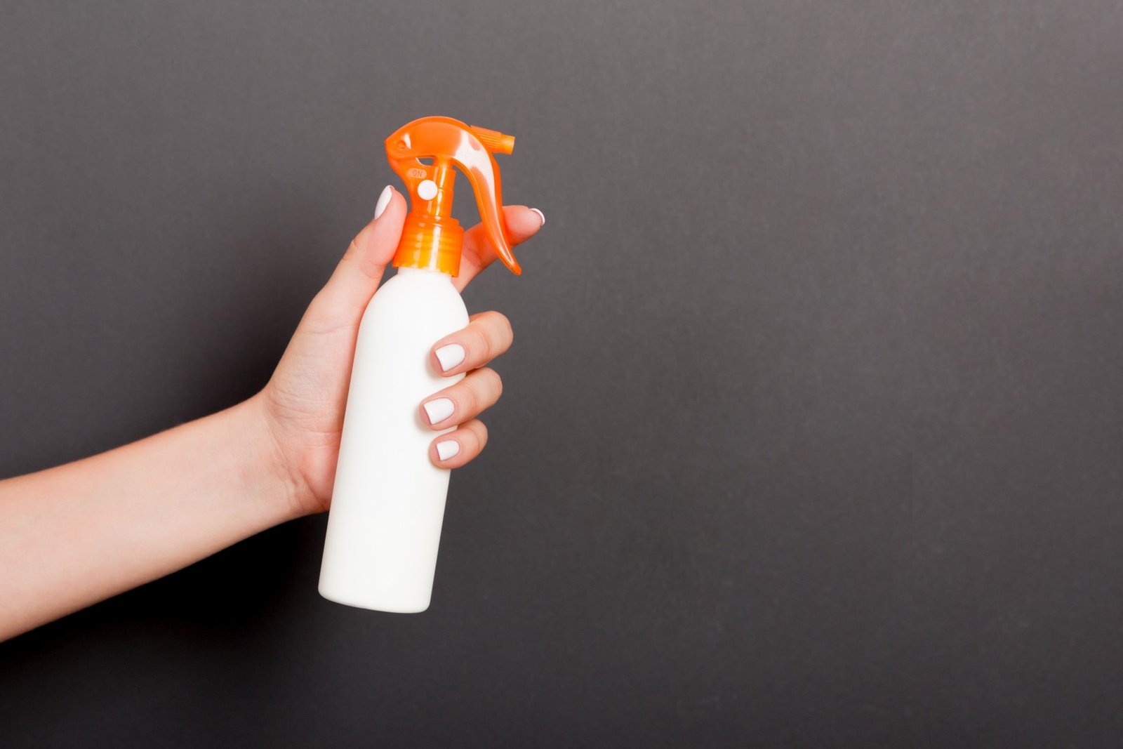 Sprühflasche für Lederreinigung auf Holzoberfläche