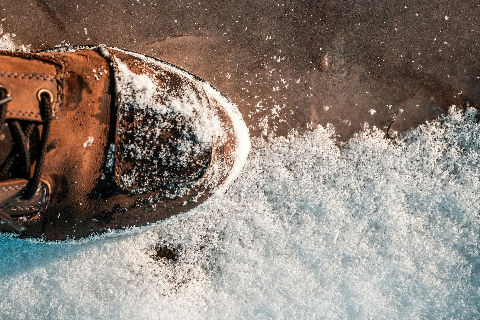 Winterschuhe mit weißlichen Salzrändern auf dem Schaft