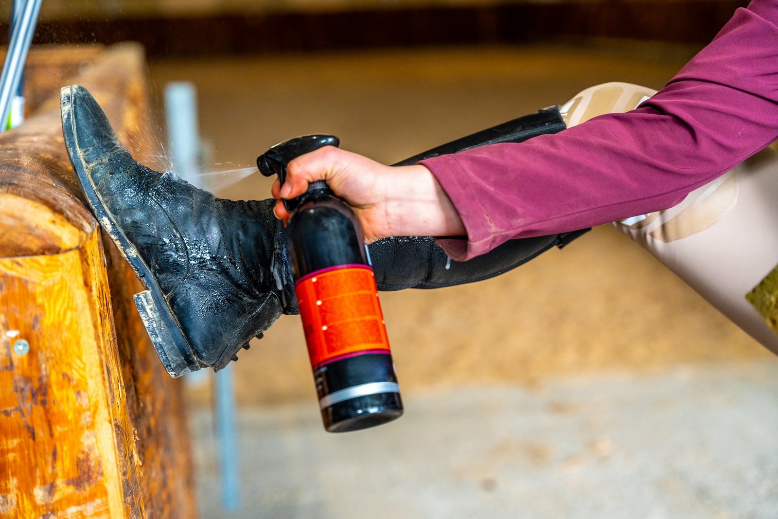 Schutzspray wird gleichmäßig auf einen Wildlederschuh aufgetragen