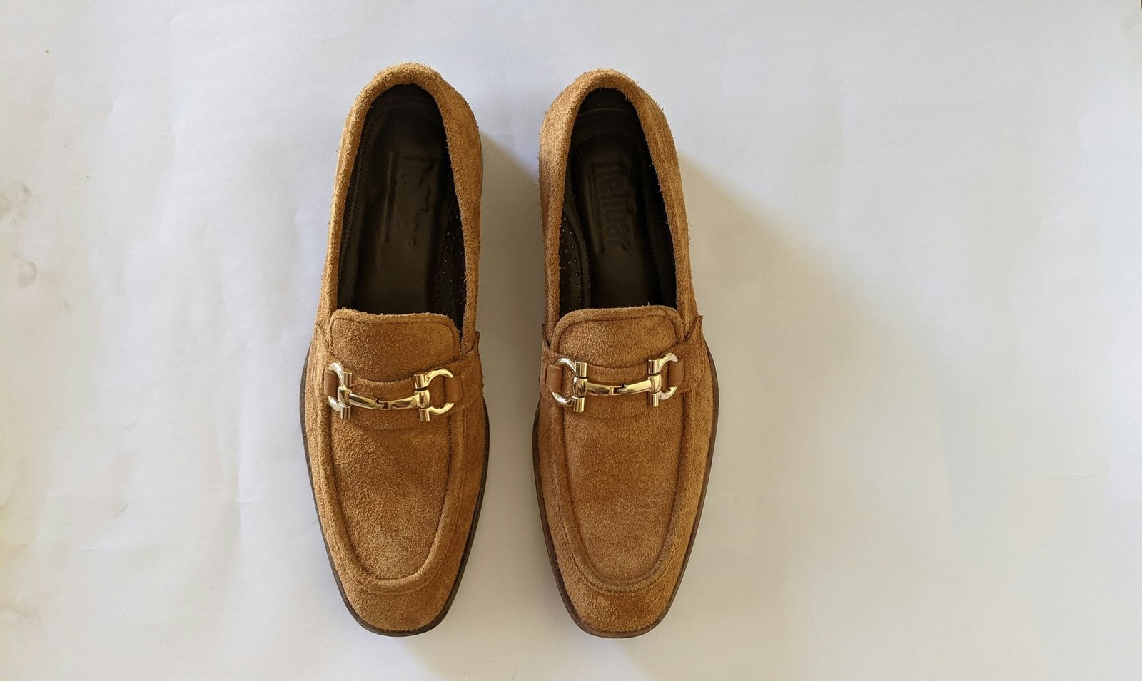 Wildlederschuhe auf einem hellen Untergrund bereit zur Pflege