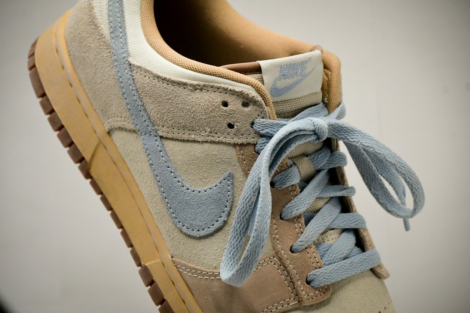 Helle Wildleder-Sneaker auf einem sauberen Untergrund