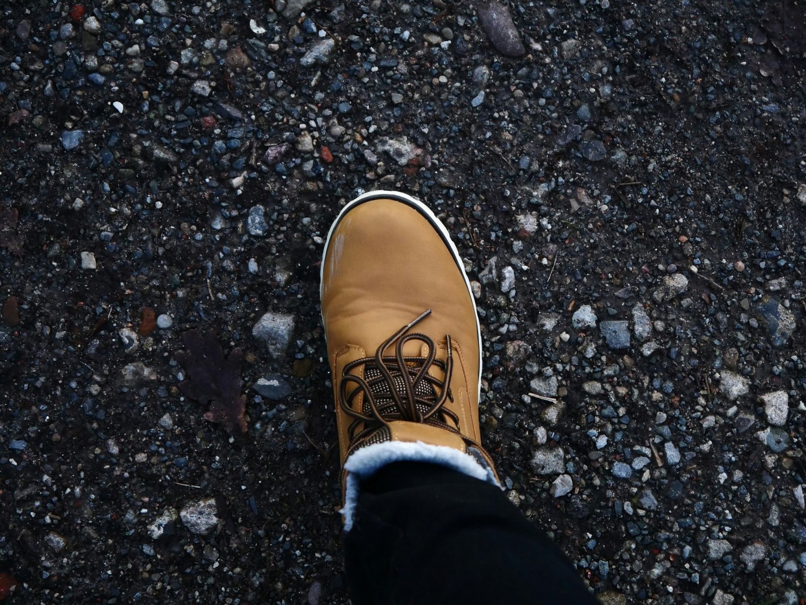 Abgenutzter Wildlederschuh mit glänzenden Stellen