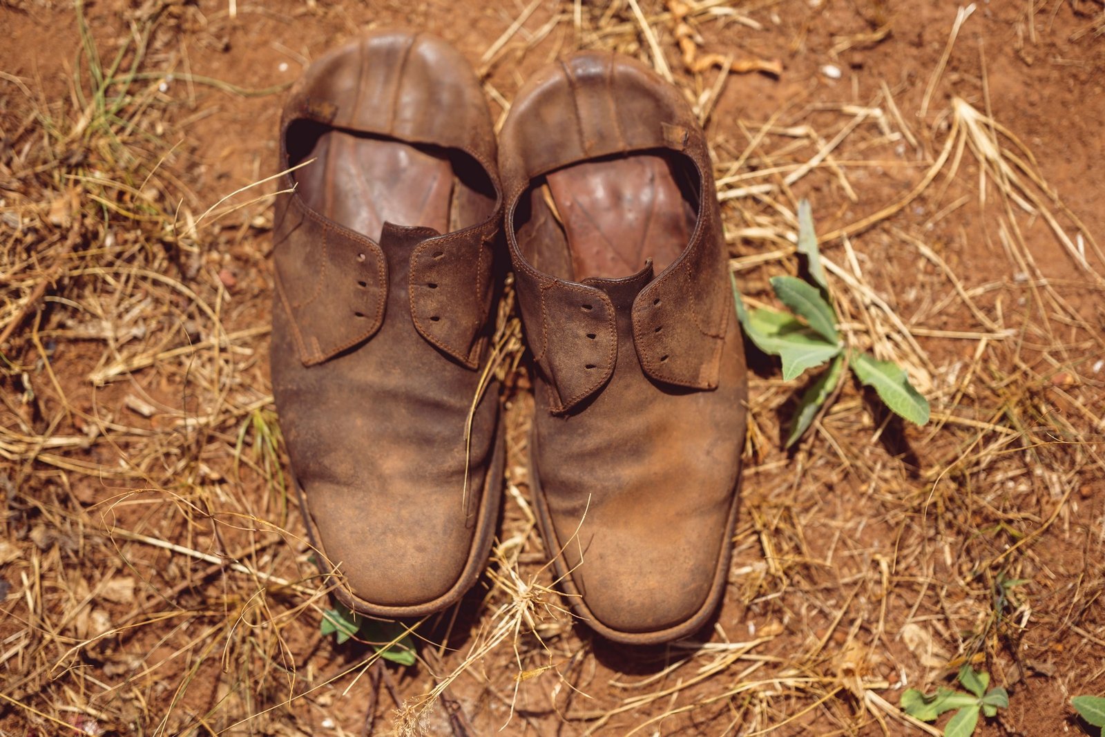 Stark verschmutzte Wildlederschuhe mit Erde und Schmutz