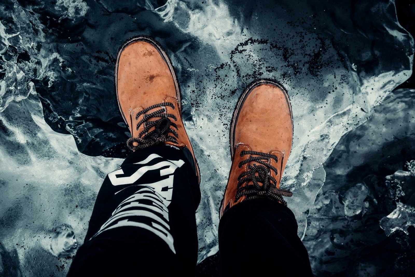 Wildlederschuh mit Wasserrand nach Regen