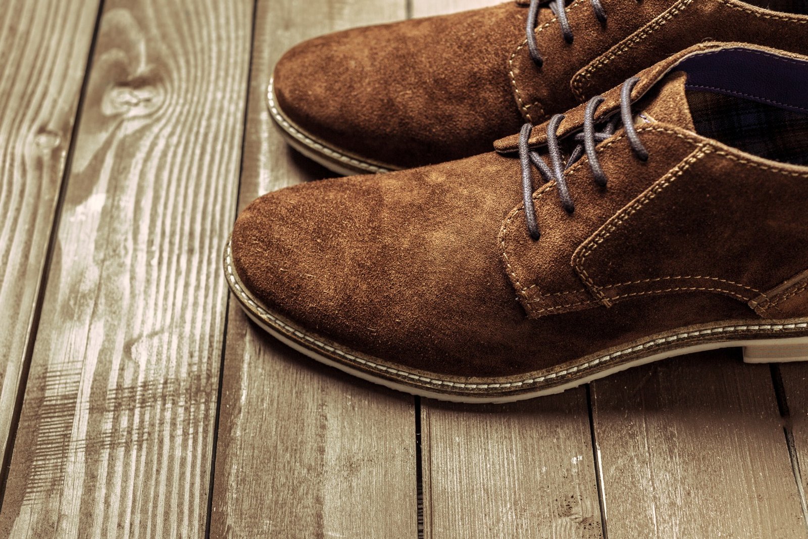 Schuhe und Pflegemittel ordentlich im Schuhschrank arrangiert
