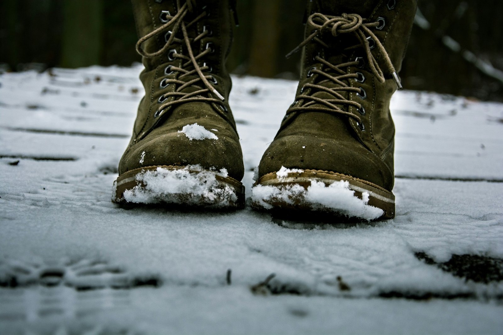 Winterschuhe auf schneebedecktem Boden mit Salzspuren